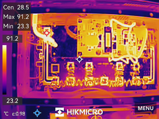 19 - Snímek z termokamery - hřeje se kabel k výstupu i deska filtru
